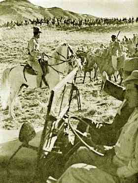 ناصر خان قشقایی سوار بر جیپ و برادرش ملک منصورخان قشقایی سوار بر اسب در میان افراد مسل خود(عکس از کتاب سالهای بران